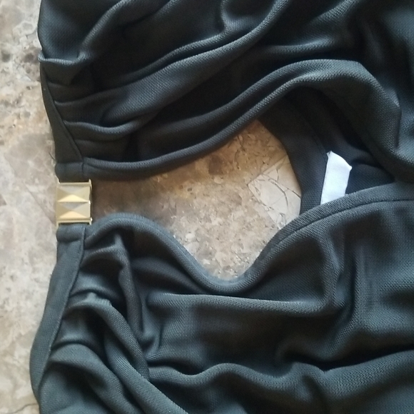 H&M blouse with keyhole cutout and gold accent. - Picture 2 of 3